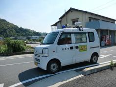 市内の道路を走りながらパトロールをしている様子の写真