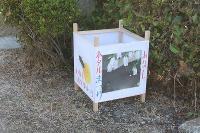 おなしホタルまつりと書かれた手作りの行灯が地面に置かれている写真