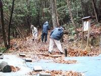 遺跡周辺を清掃している様子の写真