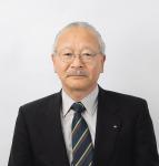 スーツ姿の会長の上半身の写真