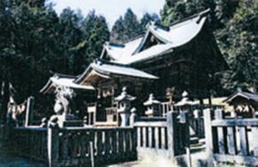 賀茂神社を斜め下から見上げるようなアングルで撮った写真