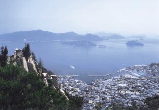街並みと瀬戸内海を俯瞰で撮った写真