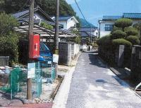 道路沿いの電信柱に備え付けられている消化器の写真
