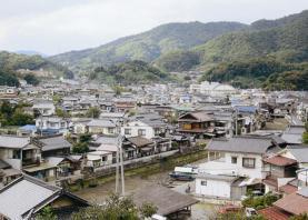 街並みと山の様子の写真