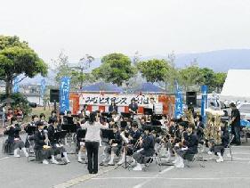 吹奏楽部の皆さんが演奏を披露している様子の写真