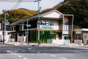 道路沿いに建つ2階建ての道の駅たけはらの写真