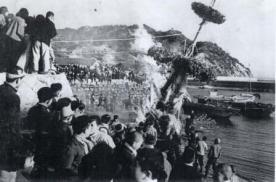 昔の祭りの様子を写した白黒写真