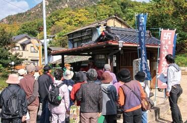 実物の建物を見ながら歴史を学んでいる参加者の皆さんの写真