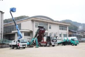 3台の重機が並んでいる様子の写真