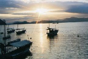 築地湾に浮かんでいる船が朝日に照らされている様子の写真