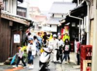 子ども達が街を練り歩いている様子の写真