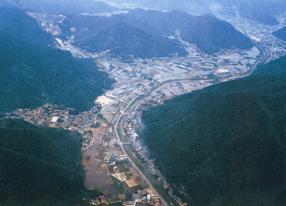 竹原市の山間の街並みと海沿いの航空写真