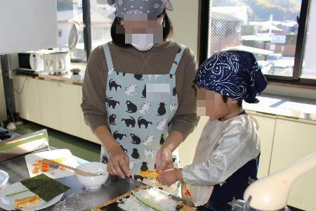具材をのせている様子