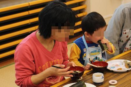恵方巻をがぶり