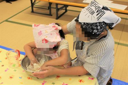 うどんを作る様子