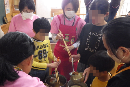 仁賀小学校 だし比べの様子