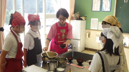 荘野小学校 だし比べの様子