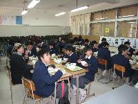 給食を食べている子ども達の写真
