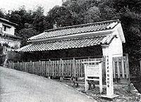 勾配のある坂沿いに建てられている社倉の白黒写真
