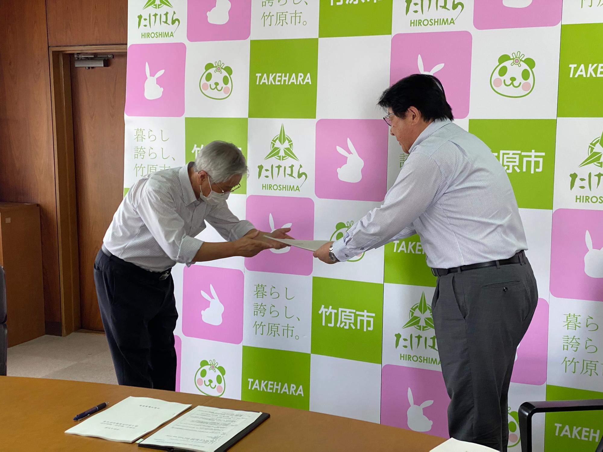 230825決算審査意見書提出及び講評会_01