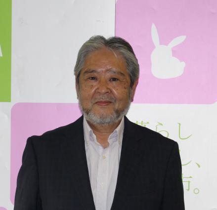 スーツを着た髭の生えた男性の写真