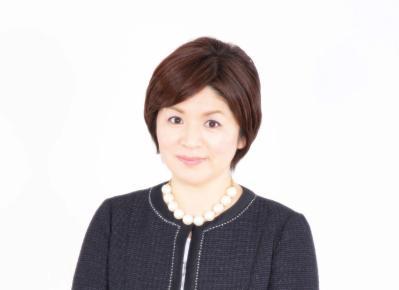 紺色の服を着た髪の短い女性の写真