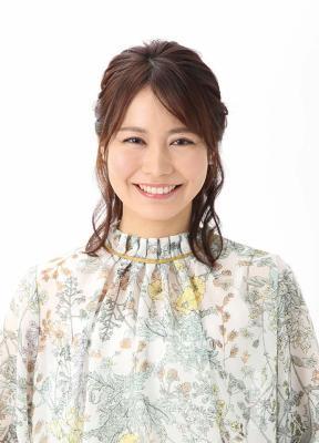 歯を見せ笑っている茶髪の女性の写真