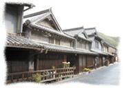 古民家が横一列に並んでいる様子の写真