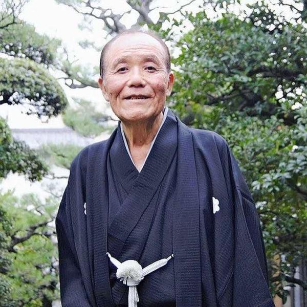 藍色の袴姿の柳亭左楽さんの写真
