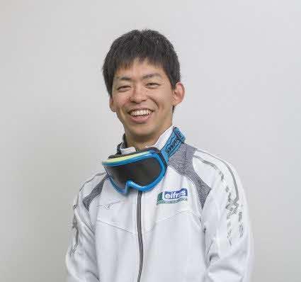 ゴーグルを首にかけている笑顔の男性の写真
