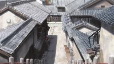 町並み保存地区の建物を俯瞰で見ているアニメたまゆらの1シーン