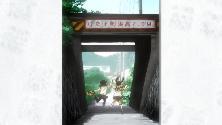 鉄道高架下と、その奥に海と歩いている女の子2人が映っているアニメたまゆらの1シーン