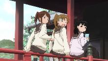 赤い手すりに座っている3人の女子高生が映っているアニメたまゆらの1シーン