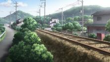 山の中腹に向かってまっすぐ設置されている線路と緑の草が生えているアニメたまゆらの1シーン