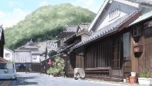 道路沿いに古民家が並んでいる様子が再現されているアニメたまゆらの1シーン