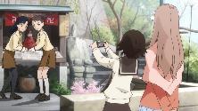棚の奥にひっそりとある小さなお地蔵様の前で記念写真を撮っている4人の女性が映っているアニメたまゆらの1シーン