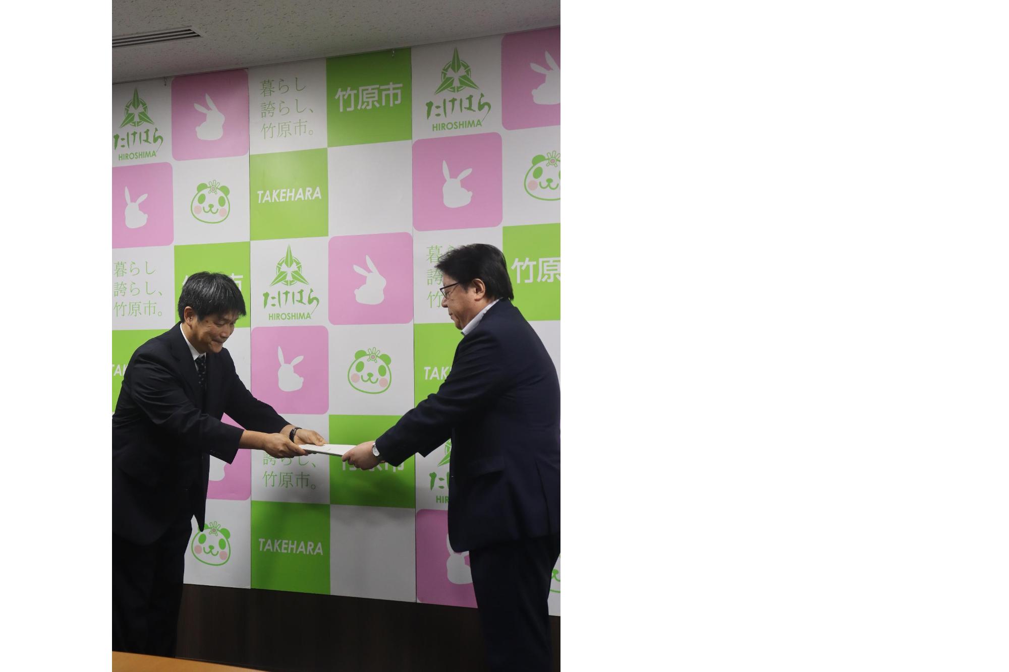 委員長から市長へ報告書を提出