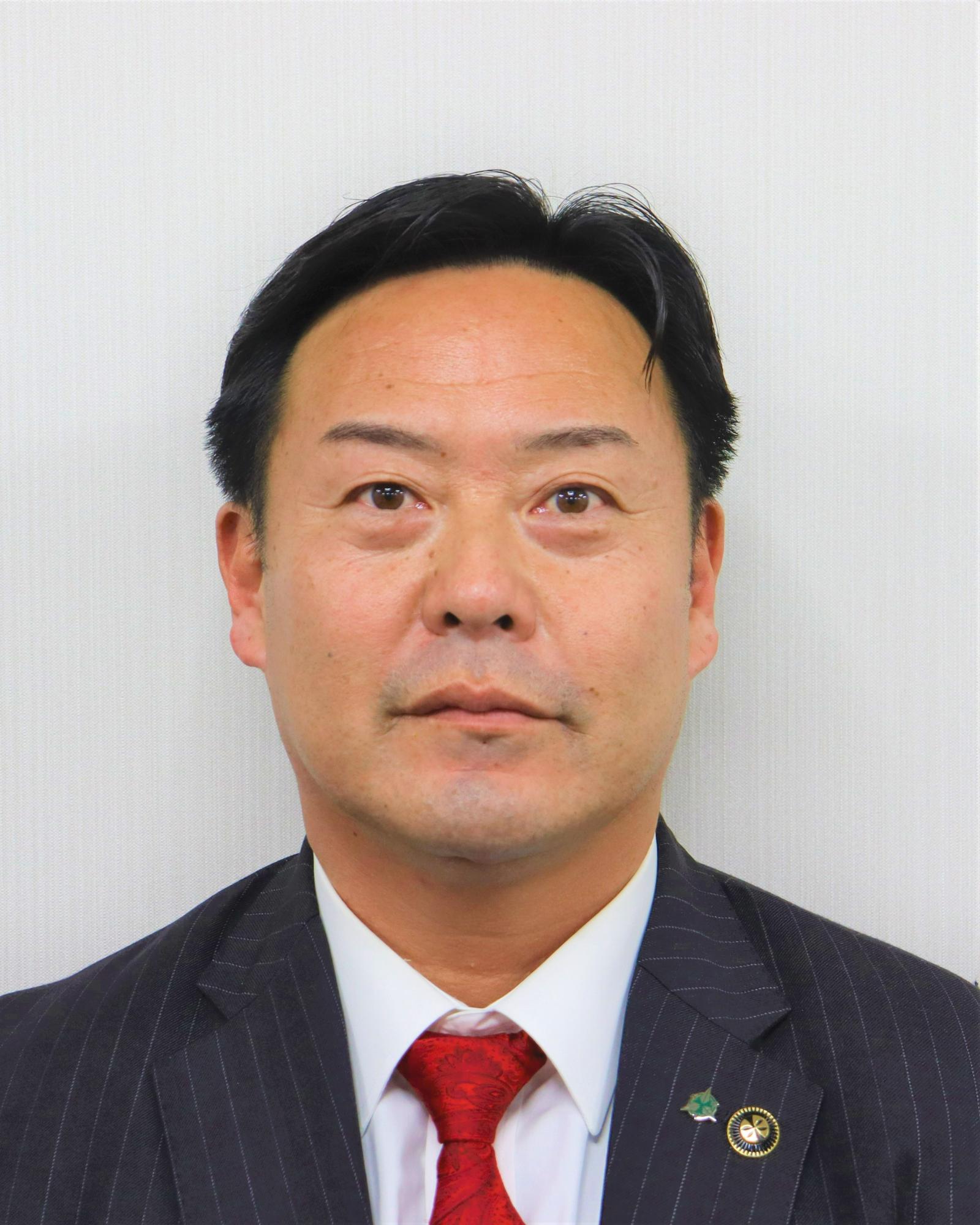 スーツを着た市長の写真