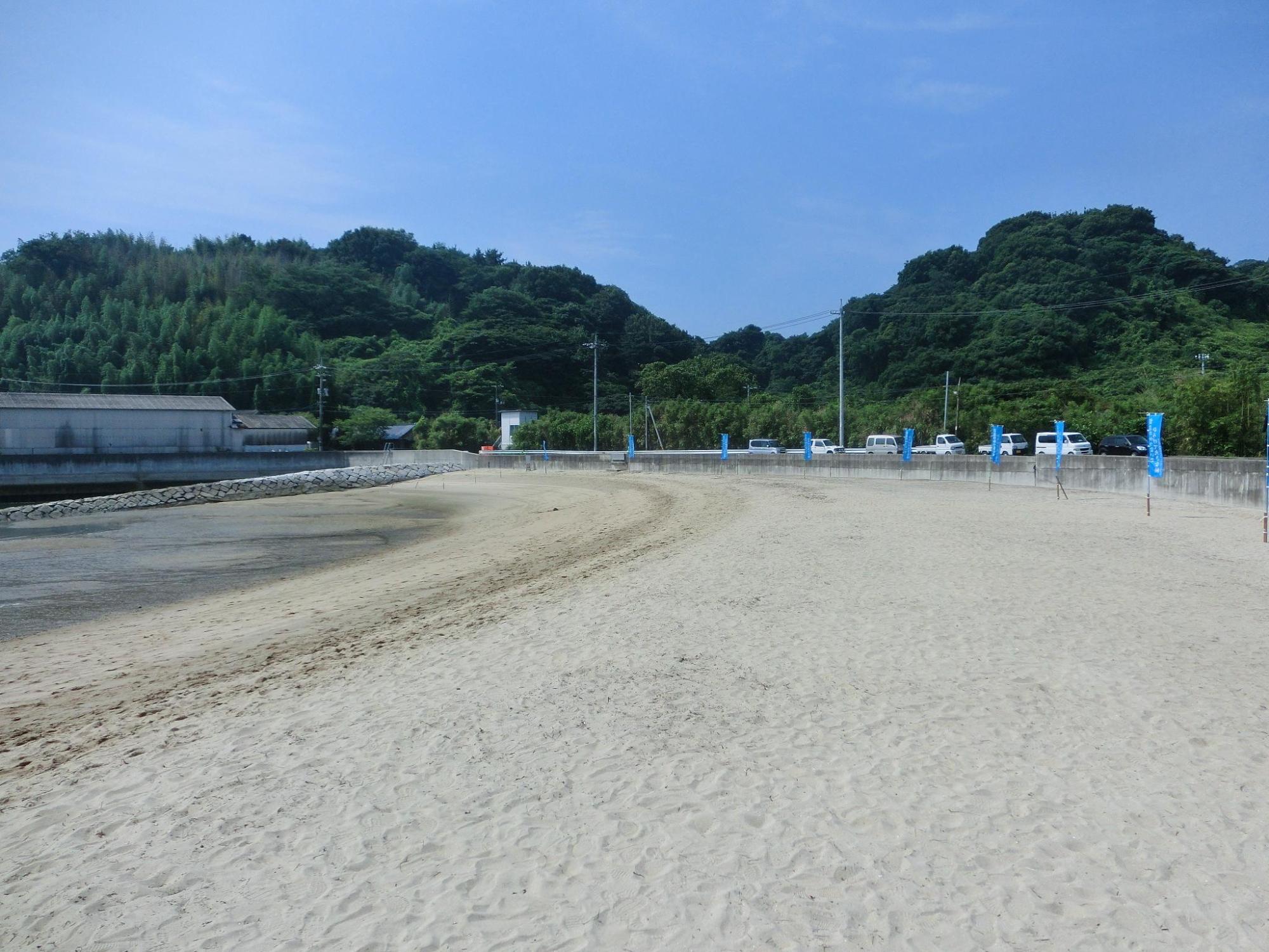 清掃後綺麗になった浜辺の写真