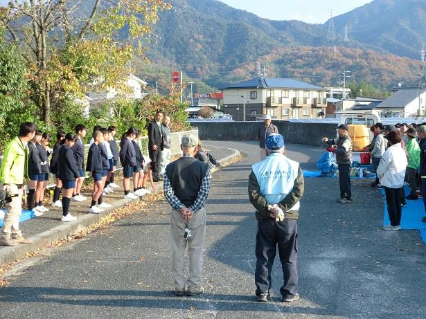 部会長の話を聴いている児童たちの様子の写真