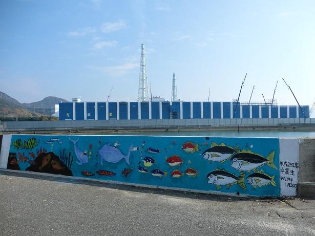 魚が泳いでいる様子の壁画が完成した写真