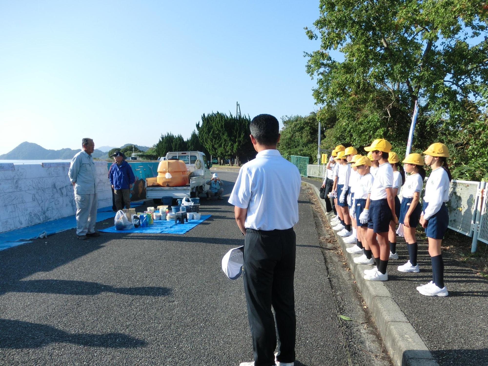 部会長の話を聴いている生徒たちの写真