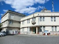 真っ白な建物の江波山気象館の外観の写真