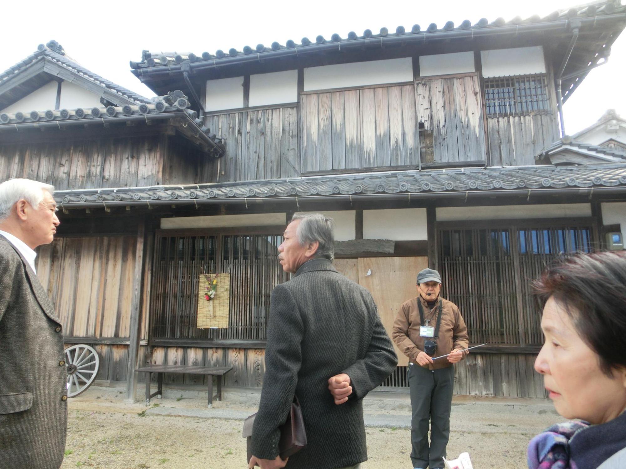 視察団の皆さんが御手洗地区の家屋を観ている写真2