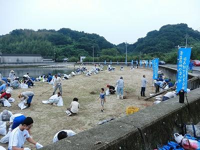 海岸を清掃する人たちの写真