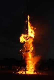 夜中に勢いよく燃やされている木製のオブジェの様子の写真