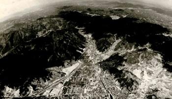昔に撮影された竹原市下野町東部を空中から撮ったモノクロ写真