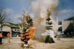 竹や木で組まれた20メートルほどにもなる「神明さん」が燃え盛り白煙を立ち上げている時を撮影した写真