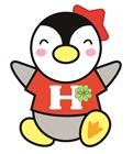 赤い帽子を被り、「H」というロゴの入った赤いTシャツを着たペンギンのキャラクターのイラスト