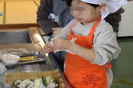 恵方巻きの具をのせていく様子